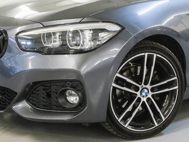 BMW Serie 1 120i color Gris. Año 2018. 135KW(184CV). Gasolina. En concesionario Barcelona Premium -- GRAN VIA de Barcelona