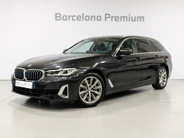 BMW Serie 5 530e Touring color Gris. Año 2021. 215KW(292CV). Híbrido Electro/Gasolina. En concesionario Barcelona Premium -- GRAN VIA de Barcelona