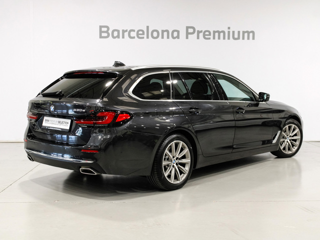 BMW Serie 5 530e Touring color Gris. Año 2021. 215KW(292CV). Híbrido Electro/Gasolina. En concesionario Barcelona Premium -- GRAN VIA de Barcelona