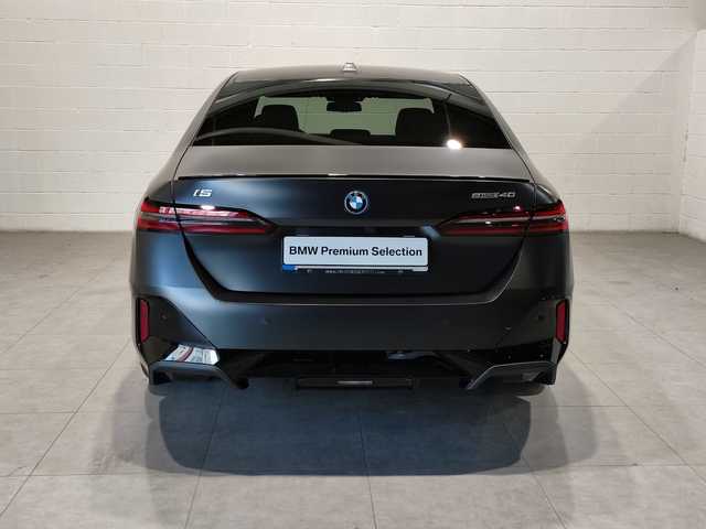 BMW i5 eDrive40 color Gris. Año 2024. 250KW(340CV). Eléctrico. En concesionario MOTOR MUNICH S.A.U  - Terrassa de Barcelona