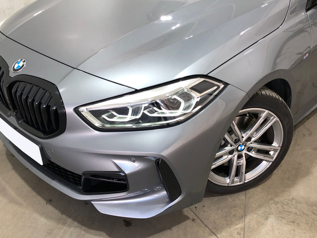 BMW Serie 1 118d color Gris. Año 2023. 110KW(150CV). Diésel. En concesionario Campa - Autoshop de Madrid