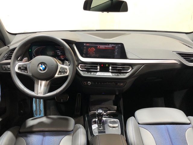 BMW Serie 1 118d color Gris. Año 2023. 110KW(150CV). Diésel. En concesionario Campa - Autoshop de Madrid