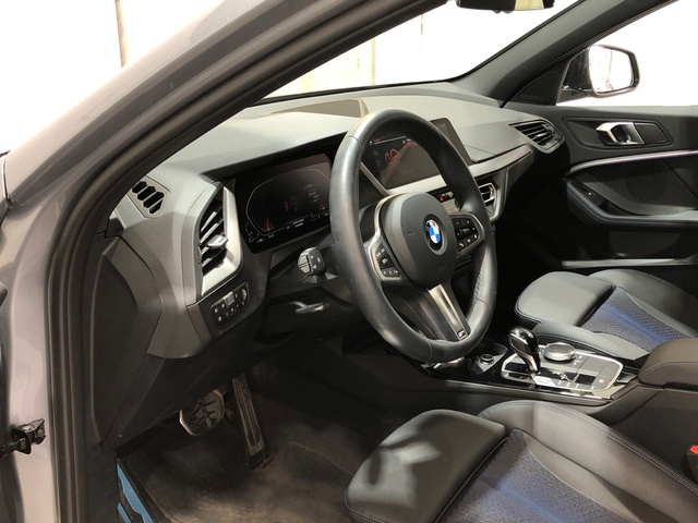 BMW Serie 1 118d color Gris. Año 2023. 110KW(150CV). Diésel. En concesionario Campa - Autoshop de Madrid