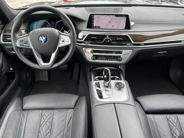 BMW Serie 7 740d color Gris. Año 2019. 235KW(320CV). Diésel. En concesionario Triocar Avilés (Bmw y Mini) de Asturias