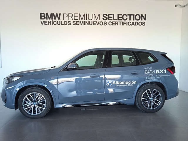 BMW iX1 xDrive30 color Gris. Año 2023. 230KW(313CV). Eléctrico. En concesionario ALBAMOCION CIUDAD REAL  de Ciudad Real