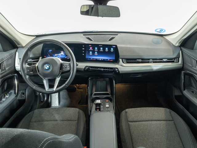 BMW iX1 eDrive20 color Gris Plata. Año 2024. 150KW(204CV). Eléctrico. En concesionario Oliva Motor Girona de Girona