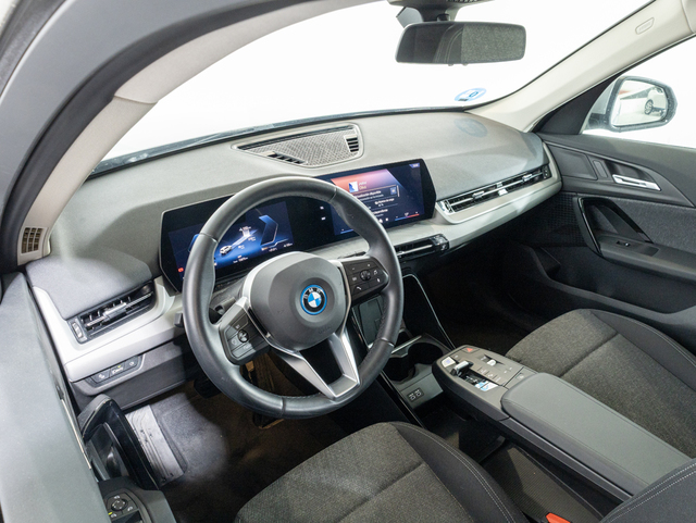 BMW iX1 eDrive20 color Gris Plata. Año 2024. 150KW(204CV). Eléctrico. En concesionario Oliva Motor Girona de Girona