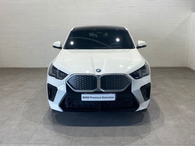 BMW iX2 eDrive20 color Blanco. Año 2024. 150KW(204CV). Eléctrico. En concesionario MOTOR MUNICH CADI SL-MANRESA de Barcelona