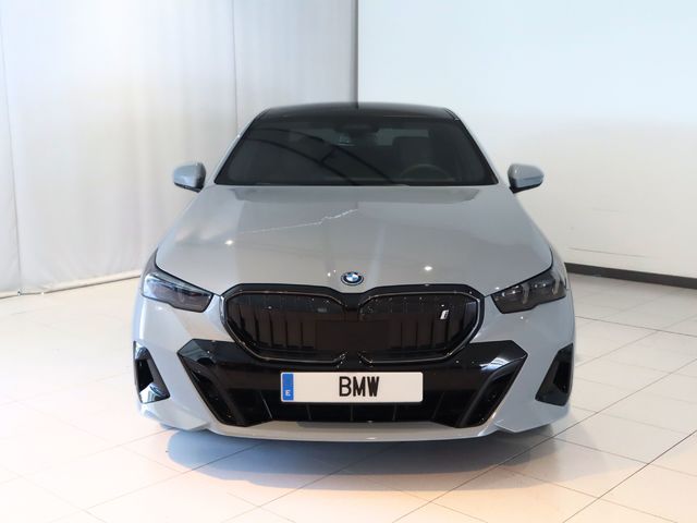 BMW i5 eDrive40 color Gris. Año 2024. 250KW(340CV). Eléctrico. En concesionario Pruna Motor de Barcelona