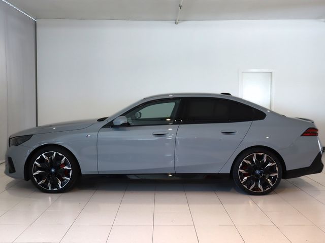 BMW i5 eDrive40 color Gris. Año 2024. 250KW(340CV). Eléctrico. En concesionario Pruna Motor de Barcelona