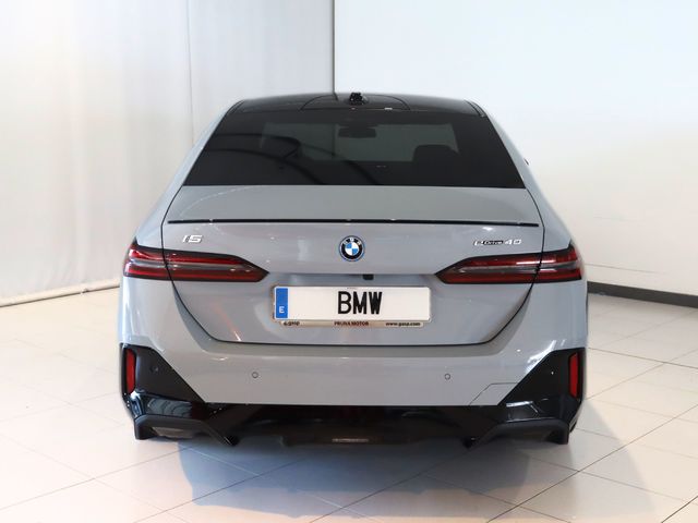 BMW i5 eDrive40 color Gris. Año 2024. 250KW(340CV). Eléctrico. En concesionario Pruna Motor de Barcelona