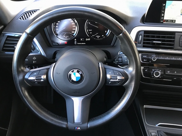 BMW Serie 1 116d color Negro. Año 2019. 85KW(116CV). Diésel. En concesionario Celtamotor Vigo  de Pontevedra