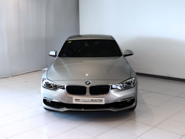 BMW Serie 3 330e color Gris Plata. Año 2017. 185KW(252CV). Híbrido Electro/Gasolina. En concesionario Pruna Motor de Barcelona