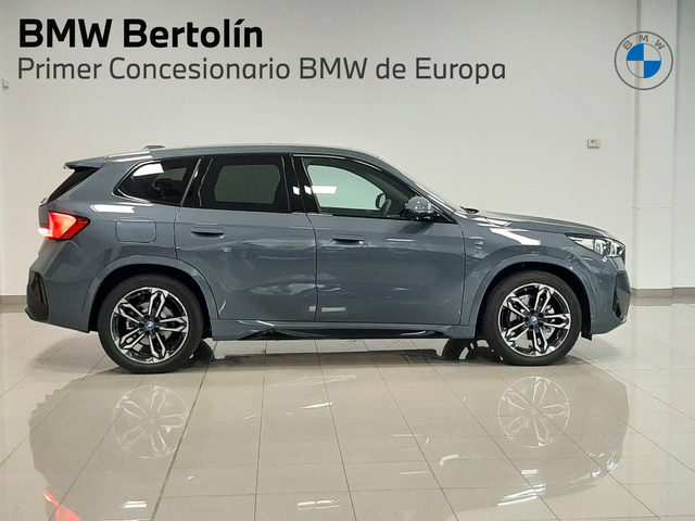 BMW iX1 eDrive20 color Gris. Año 2024. 150KW(204CV). Eléctrico. En concesionario Automoviles Bertolin, S.L. de Valencia