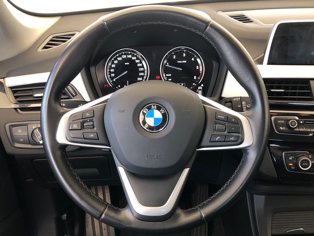 BMW X1 sDrive18d color Negro. Año 2019. 110KW(150CV). Diésel. En concesionario Momentum S.A. de Madrid