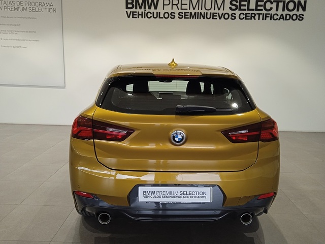 BMW X2 sDrive18d color Oro. Año 2020. 110KW(150CV). Diésel. En concesionario ALBAMOCION CIUDAD REAL  de Ciudad Real