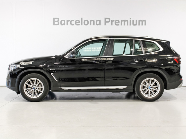 BMW X3 xDrive30e color Negro. Año 2022. 215KW(292CV). Híbrido Electro/Gasolina. En concesionario Barcelona Premium -- GRAN VIA de Barcelona