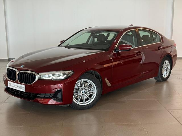 BMW Serie 5 520d color Rojo. Año 2022. 140KW(190CV). Diésel. En concesionario Tormes Motor de Salamanca