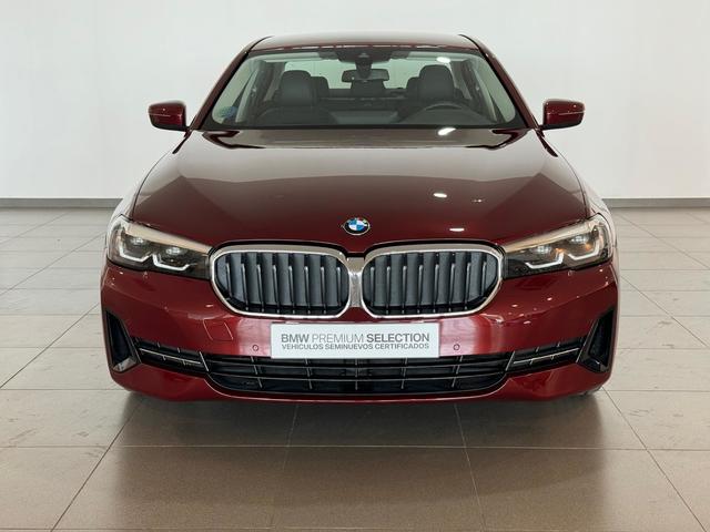 BMW Serie 5 520d color Rojo. Año 2022. 140KW(190CV). Diésel. En concesionario Tormes Motor de Salamanca