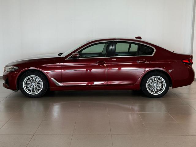 BMW Serie 5 520d color Rojo. Año 2022. 140KW(190CV). Diésel. En concesionario Tormes Motor de Salamanca