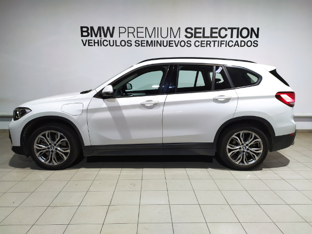 BMW X1 xDrive25e color Blanco. Año 2021. 162KW(220CV). Híbrido Electro/Gasolina. En concesionario Hispamovil Elche de Alicante