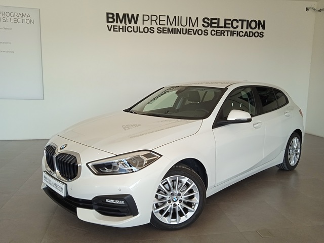 BMW Serie 1 118i color Blanco. Año 2022. 103KW(140CV). Gasolina. En concesionario ALBAMOCION CIUDAD REAL  de Ciudad Real