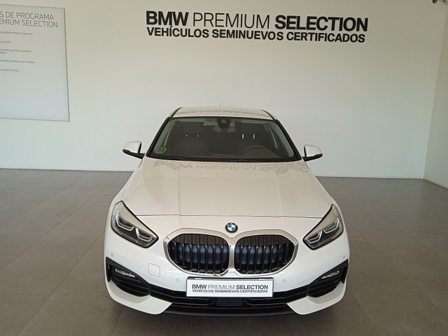 BMW Serie 1 118i color Blanco. Año 2022. 103KW(140CV). Gasolina. En concesionario ALBAMOCION CIUDAD REAL  de Ciudad Real