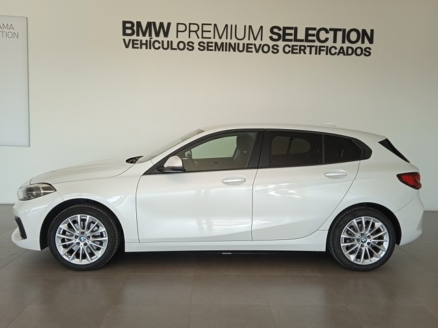 BMW Serie 1 118i color Blanco. Año 2022. 103KW(140CV). Gasolina. En concesionario ALBAMOCION CIUDAD REAL  de Ciudad Real