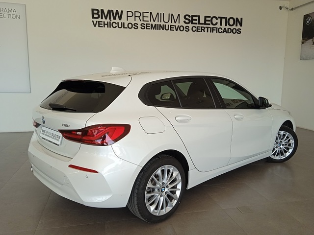 BMW Serie 1 118i color Blanco. Año 2022. 103KW(140CV). Gasolina. En concesionario ALBAMOCION CIUDAD REAL  de Ciudad Real