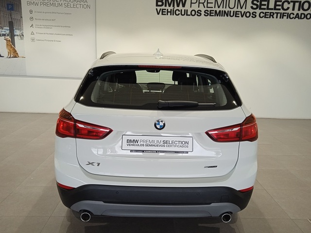 BMW X1 sDrive18d color Blanco. Año 2018. 110KW(150CV). Diésel. En concesionario ALBAMOCION CIUDAD REAL  de Ciudad Real