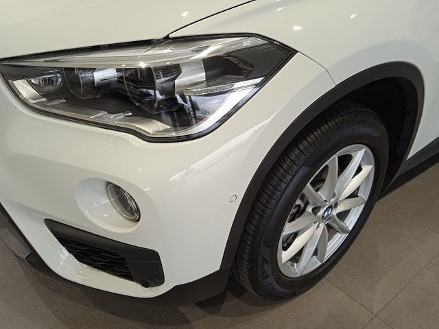 BMW X1 sDrive18d color Blanco. Año 2018. 110KW(150CV). Diésel. En concesionario ALBAMOCION CIUDAD REAL  de Ciudad Real