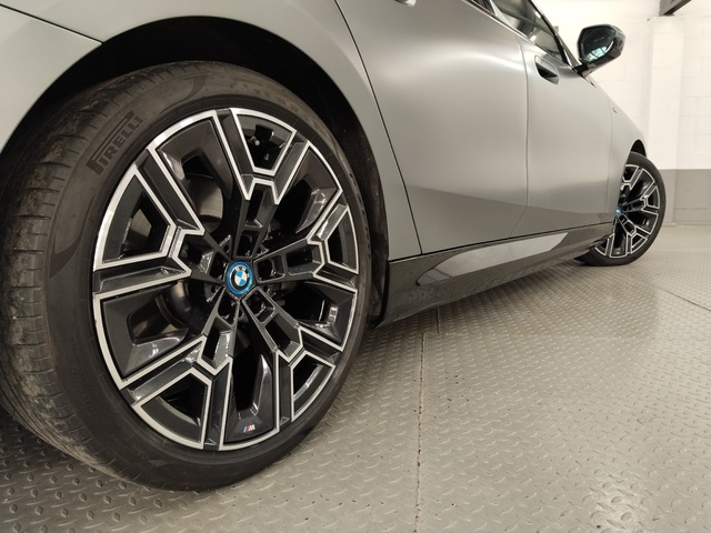 BMW i5 eDrive40 color Gris. Año 2023. 250KW(340CV). Eléctrico. En concesionario Autoberón de La Rioja