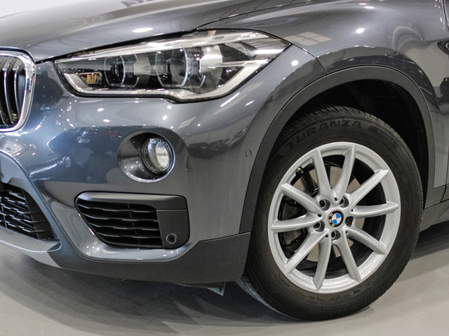 BMW X1 sDrive18i color Gris. Año 2019. 103KW(140CV). Gasolina. En concesionario Barcelona Premium -- GRAN VIA de Barcelona