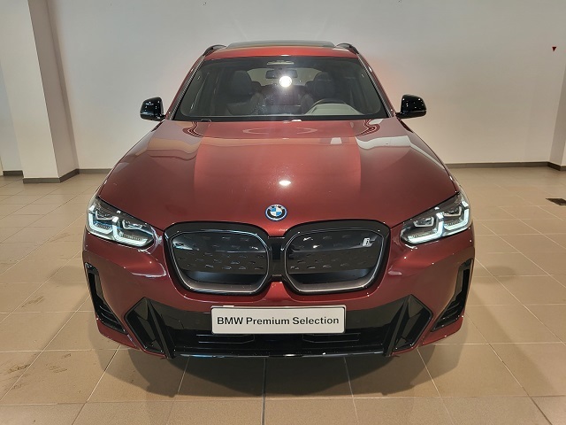 BMW iX3 M Sport color Rojo. Año 2023. 210KW(286CV). Eléctrico. En concesionario Movitransa Cars Huelva de Huelva