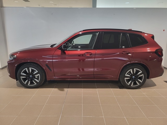 BMW iX3 M Sport color Rojo. Año 2023. 210KW(286CV). Eléctrico. En concesionario Movitransa Cars Huelva de Huelva