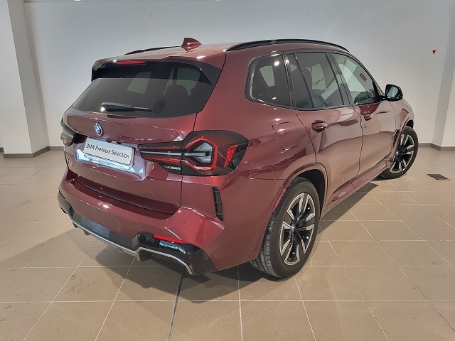 BMW iX3 M Sport color Rojo. Año 2023. 210KW(286CV). Eléctrico. En concesionario Movitransa Cars Huelva de Huelva