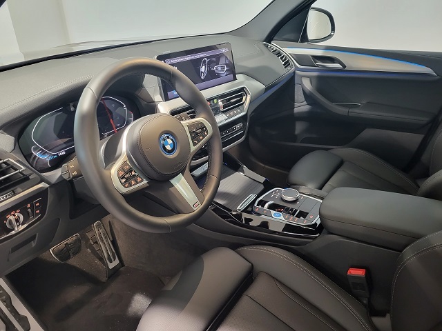 BMW iX3 M Sport color Rojo. Año 2023. 210KW(286CV). Eléctrico. En concesionario Movitransa Cars Huelva de Huelva