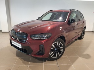 Fotos de BMW iX3 M Sport color Rojo. Año 2023. 210KW(286CV). Eléctrico. En concesionario Movitransa Cars Huelva de Huelva