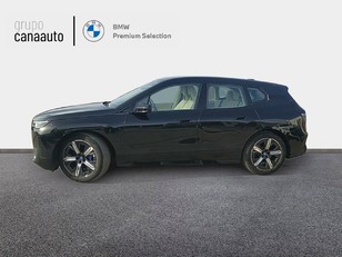 Fotos de BMW iX xDrive40 color Negro. Año 2022. 240KW(326CV). Eléctrico. En concesionario CANAAUTO - TACO de Sta. C. Tenerife