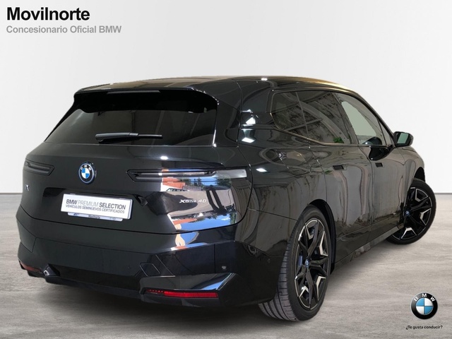 BMW iX xDrive40 color Negro. Año 2024. 240KW(326CV). Eléctrico. En concesionario Movilnorte El Plantio de Madrid