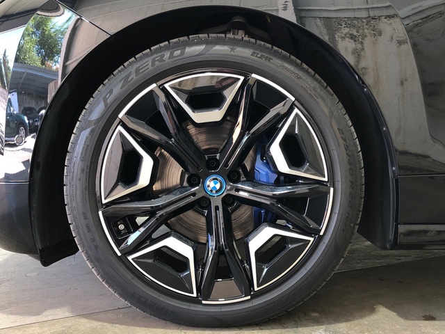 BMW iX xDrive40 color Negro. Año 2024. 240KW(326CV). Eléctrico. En concesionario Movilnorte El Plantio de Madrid