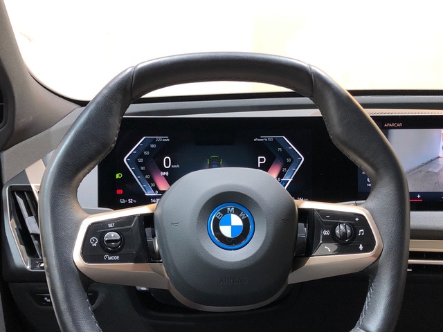 BMW iX xDrive40 color Negro. Año 2024. 240KW(326CV). Eléctrico. En concesionario Movilnorte El Plantio de Madrid