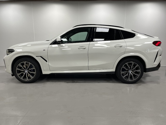 BMW X6 xDrive30d color Blanco. Año 2023. 210KW(286CV). Diésel. En concesionario Maberauto de Castellón