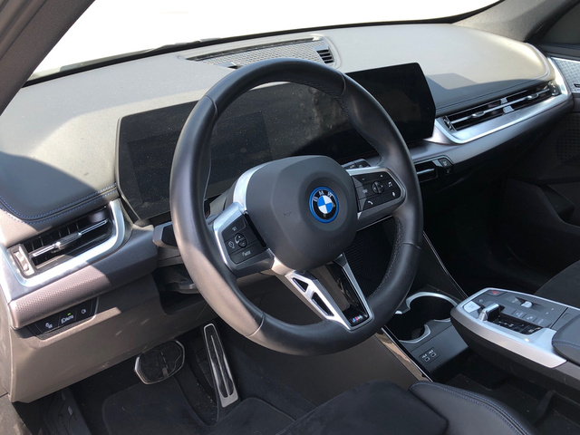 BMW iX1 xDrive30 color Blanco. Año 2024. 230KW(313CV). Eléctrico. En concesionario Momentum S.A. de Madrid
