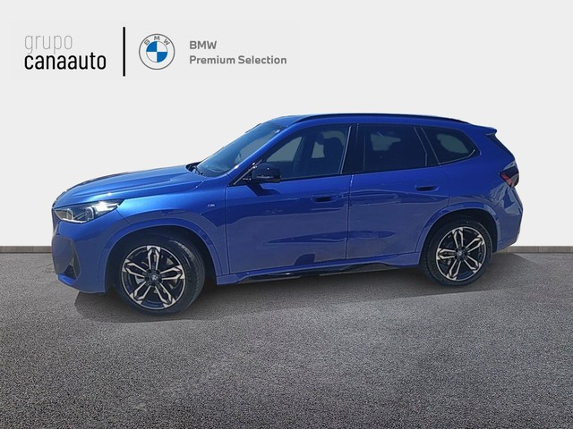 BMW X1 sDrive20i color Azul. Año 2023. 125KW(170CV). Gasolina. En concesionario CANAAUTO - TACO de Sta. C. Tenerife