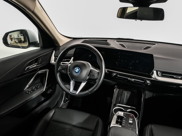 BMW X1 xDrive25e color Blanco. Año 2024. 180KW(245CV). Híbrido Electro/Gasolina. En concesionario Oliva Motor Tarragona de Tarragona