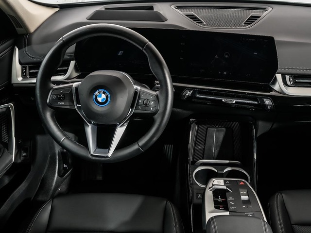 BMW X1 xDrive25e color Blanco. Año 2024. 180KW(245CV). Híbrido Electro/Gasolina. En concesionario Oliva Motor Tarragona de Tarragona