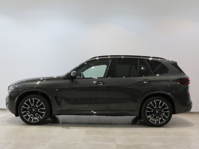 BMW X5 xDrive50e color Marrón. Año 2024. 360KW(489CV). Híbrido Electro/Gasolina. En concesionario SAN JUAN Automoviles Fersan S.A. de Alicante