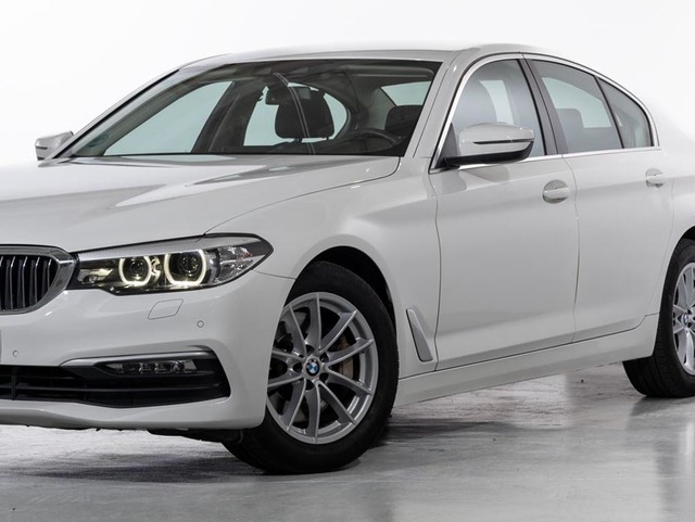 BMW Serie 5 530d color Blanco. Año 2017. 195KW(265CV). Diésel. En concesionario Oliva Motor Girona de Girona