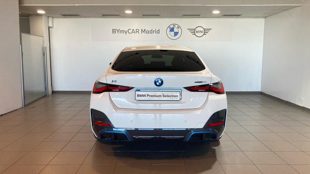 BMW i4 eDrive40 color Blanco. Año 2023. 250KW(340CV). Eléctrico. En concesionario BYmyCAR Madrid - Alcalá de Madrid